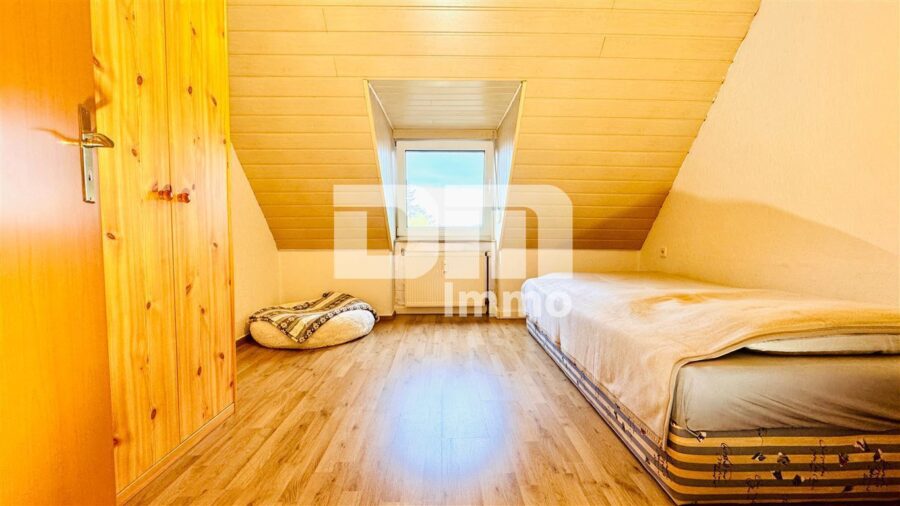 Solides Ein- bis Dreifamilienhaus + zwei Garagen mit großem Grundstück in Traumlage - DG Schlafzimmer / Kinderzimmer